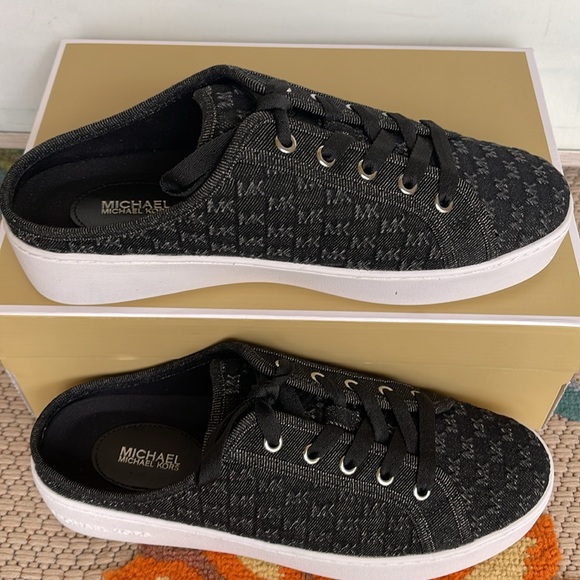 Michael Kors POPPY SLIDE SNEAKER MK DEBOSSED WASHED DENIM
49T4POFP3D Platforms - Picture 3 of 16